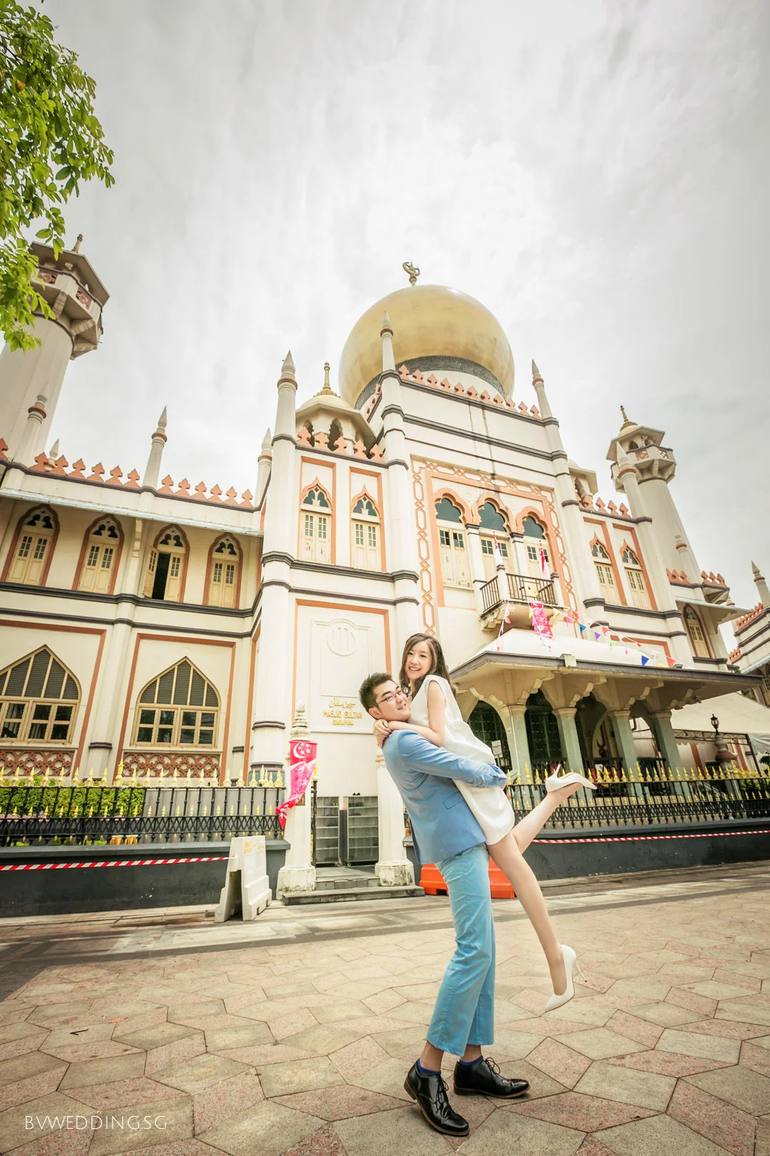 Casual couple photoshoot at sultan mosque