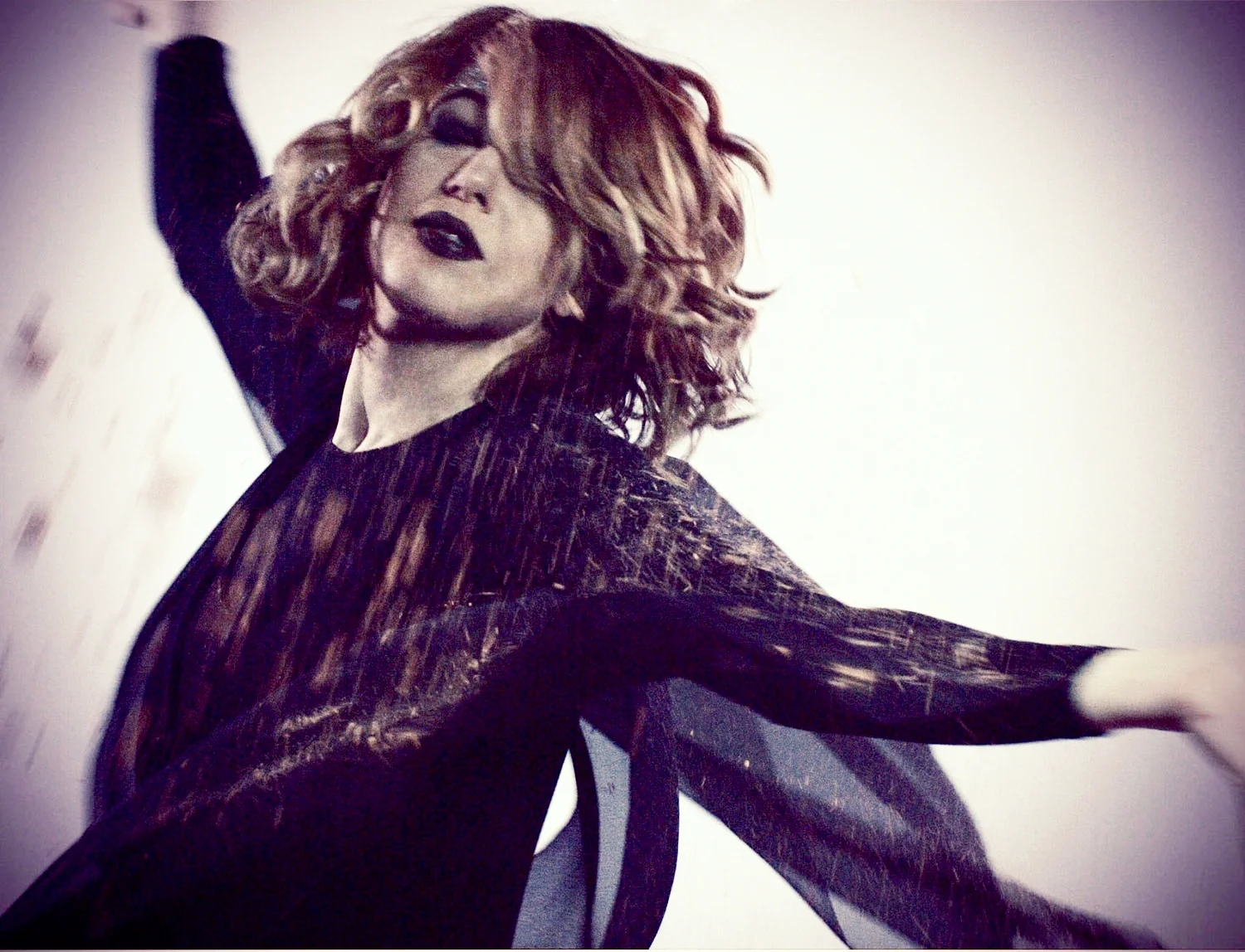jarmila-xymena-gorna-performing-in-her-video-silver-bird.jpg