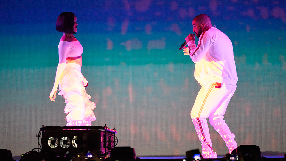 Drake & Rihanna performing 'One Dance'