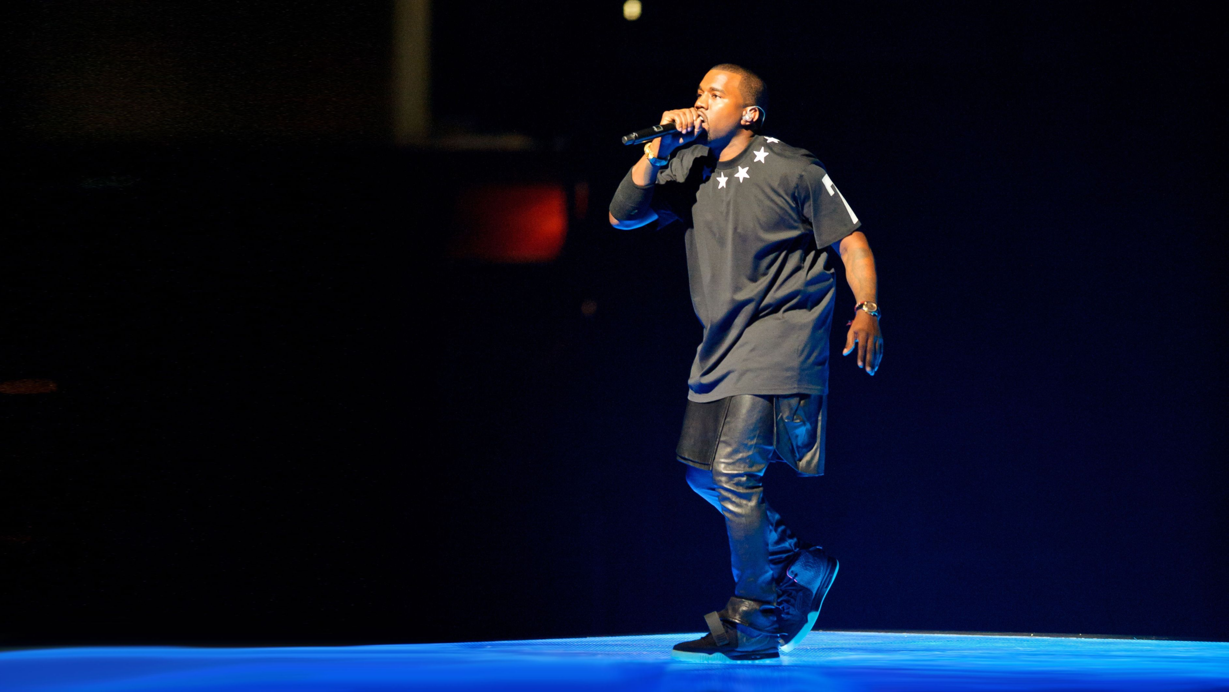 http-::www.mtv.com:news:2138353:kanye-west-paper-magazine-kilt:.png