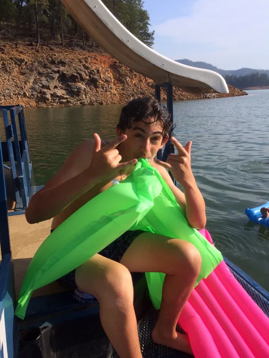houseboat-2016-hugo-air matress-small.jpg