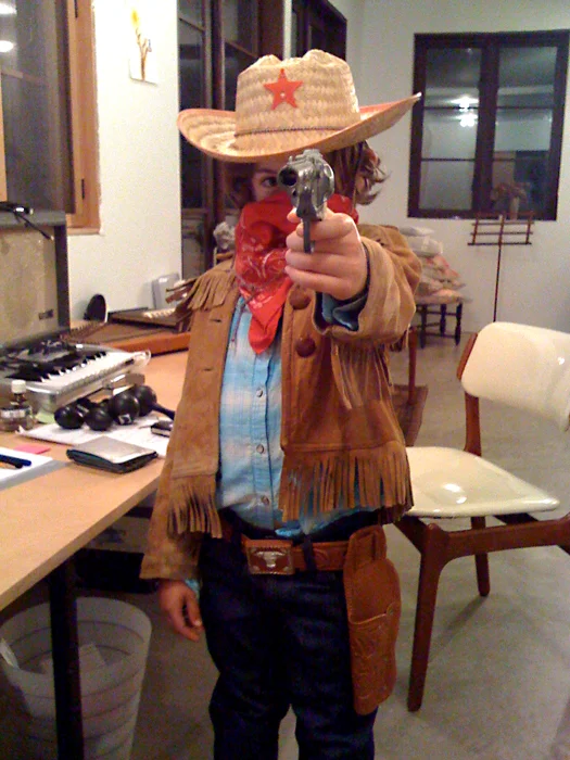 Hugo-cotume-toy gun-bandana_adj01-sm.jpg