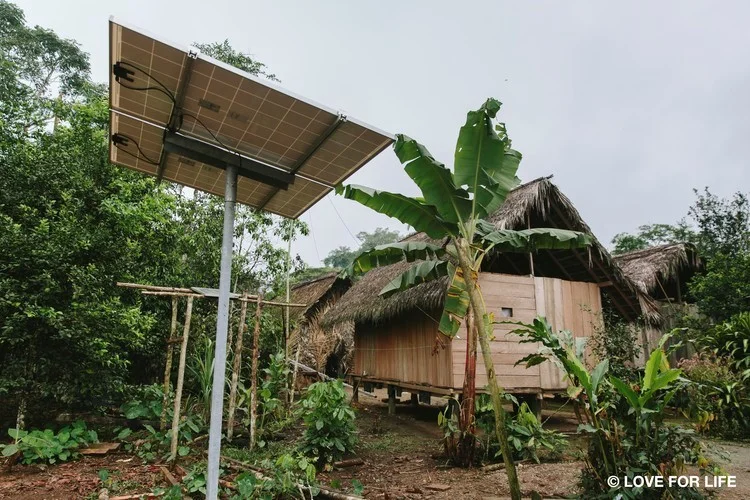 Arausol assembly system of an island-solar system in the Waorani community of Nemonpare in the Amazon of Ecuador.