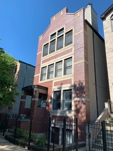 Enormous, 3 Bed / 2.5 Bath Duplex Down w/ 2300 Sq Ft in West Town