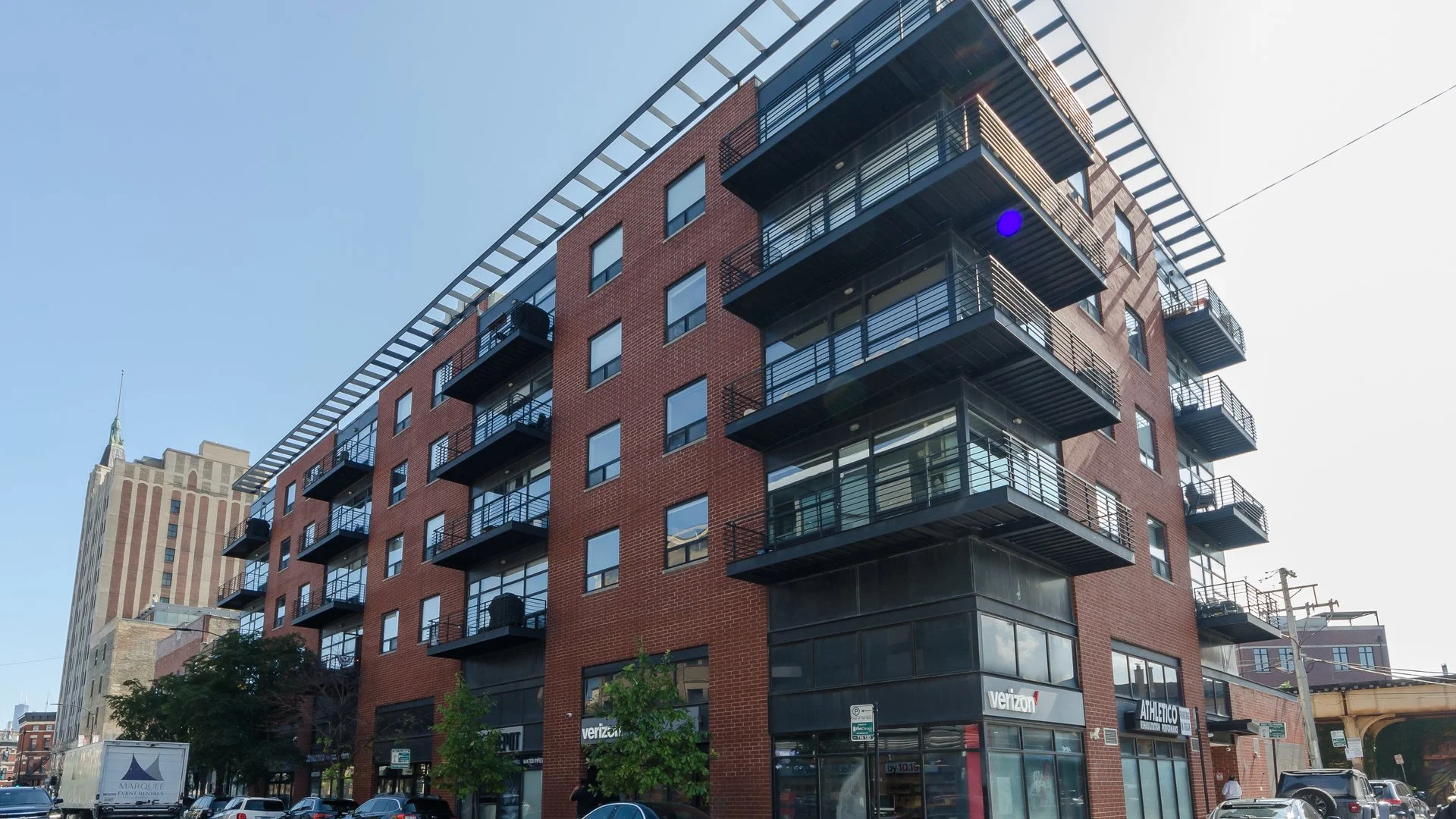 Rarely Available 2 Bed / 2 Bath Top Floor Corner Unit in Wicker Park