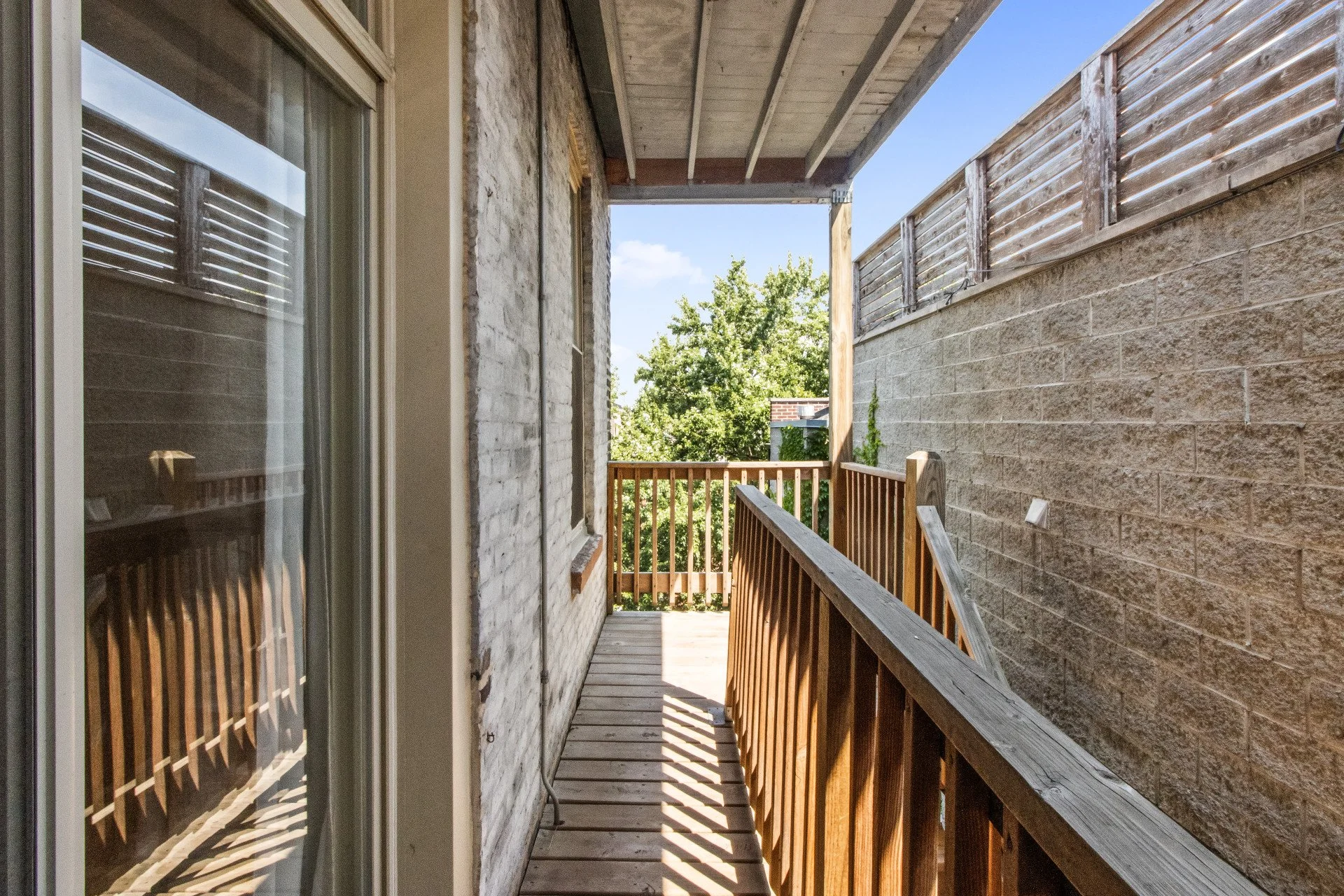 013_hdr_v502882_1backporch2.jpg