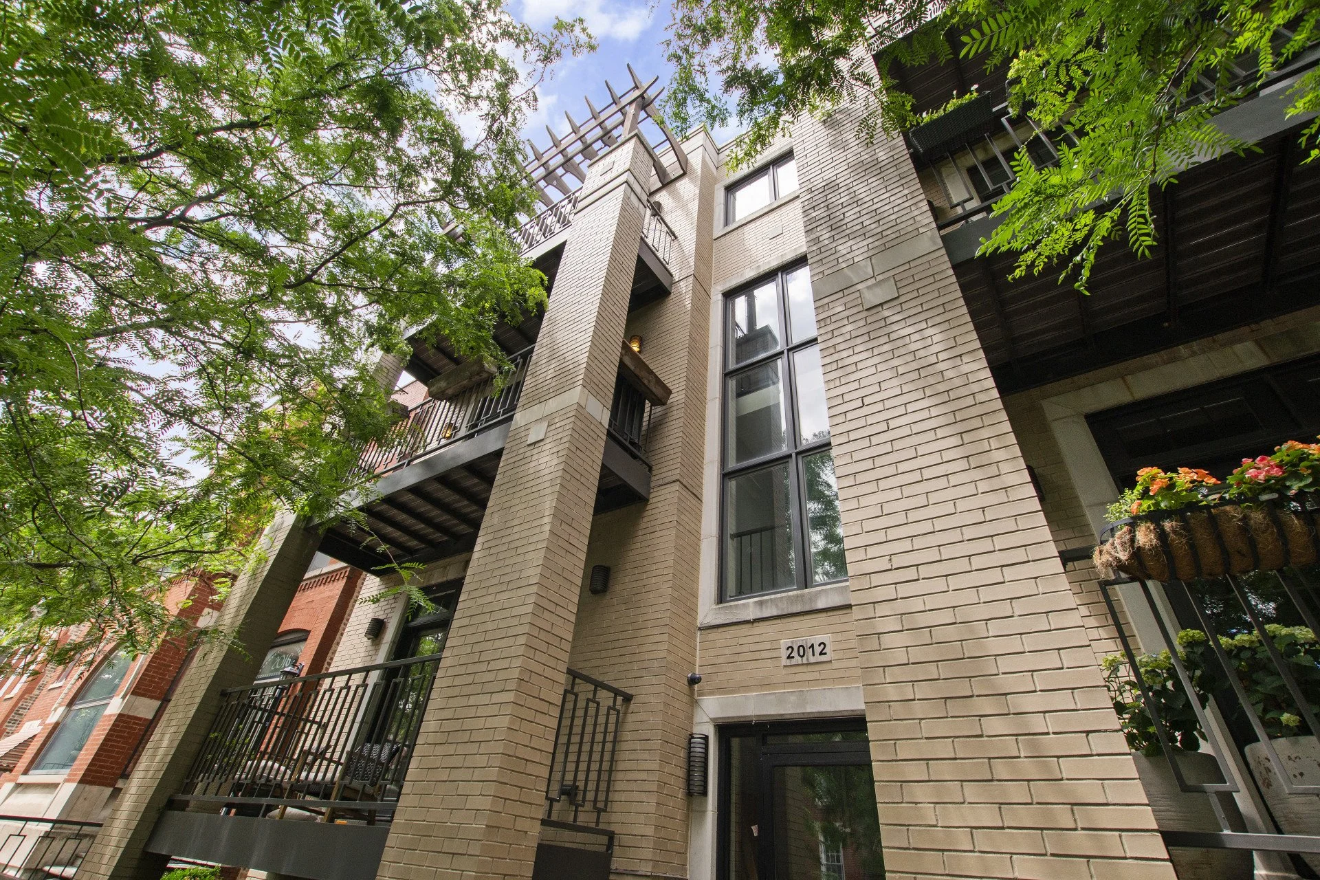 3 Bed / 2 Bath Luxury Top Floor Unit in Ukrainian Village