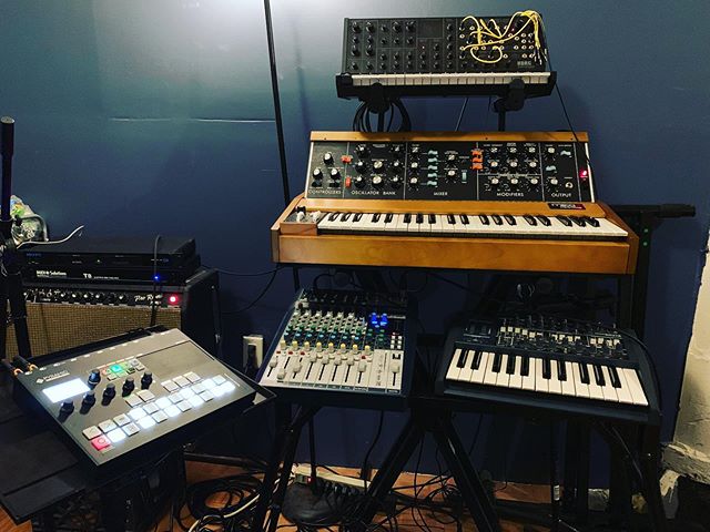 Current set up for upcoming new tunes with new collaborators @kesangmarstrand #newmusic #newyork #moog #arturia #squarp #pyramid @sheltonelectricinstruments #midi #ambient #electronic #korg #ms20