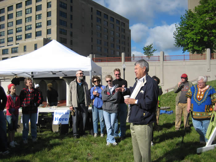 Jim Campbell thanks Arbor Day volunteers.