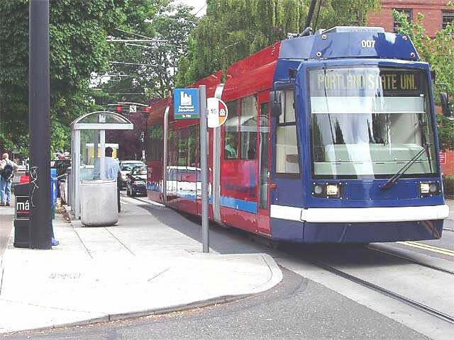Portland streetcar at a curbside station. Photo courtesy of Light Rail Now, Darrell Clarke, 2003