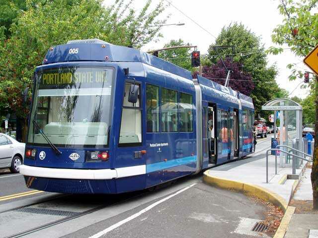 Portland Streetcar station stop, with “bulge-out” platform. Photo courtesy of Light Rail Now, Darrell Clarke, 2003.
