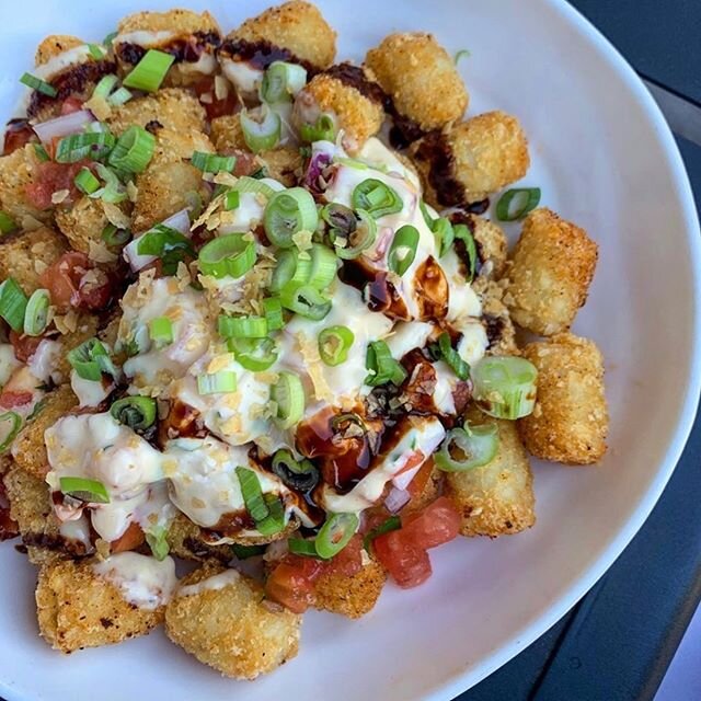 Nacho Tots on the patio, now that&rsquo;s one great way to start off dinner
📸: @charmcitytable 
#LaFoodMarketa