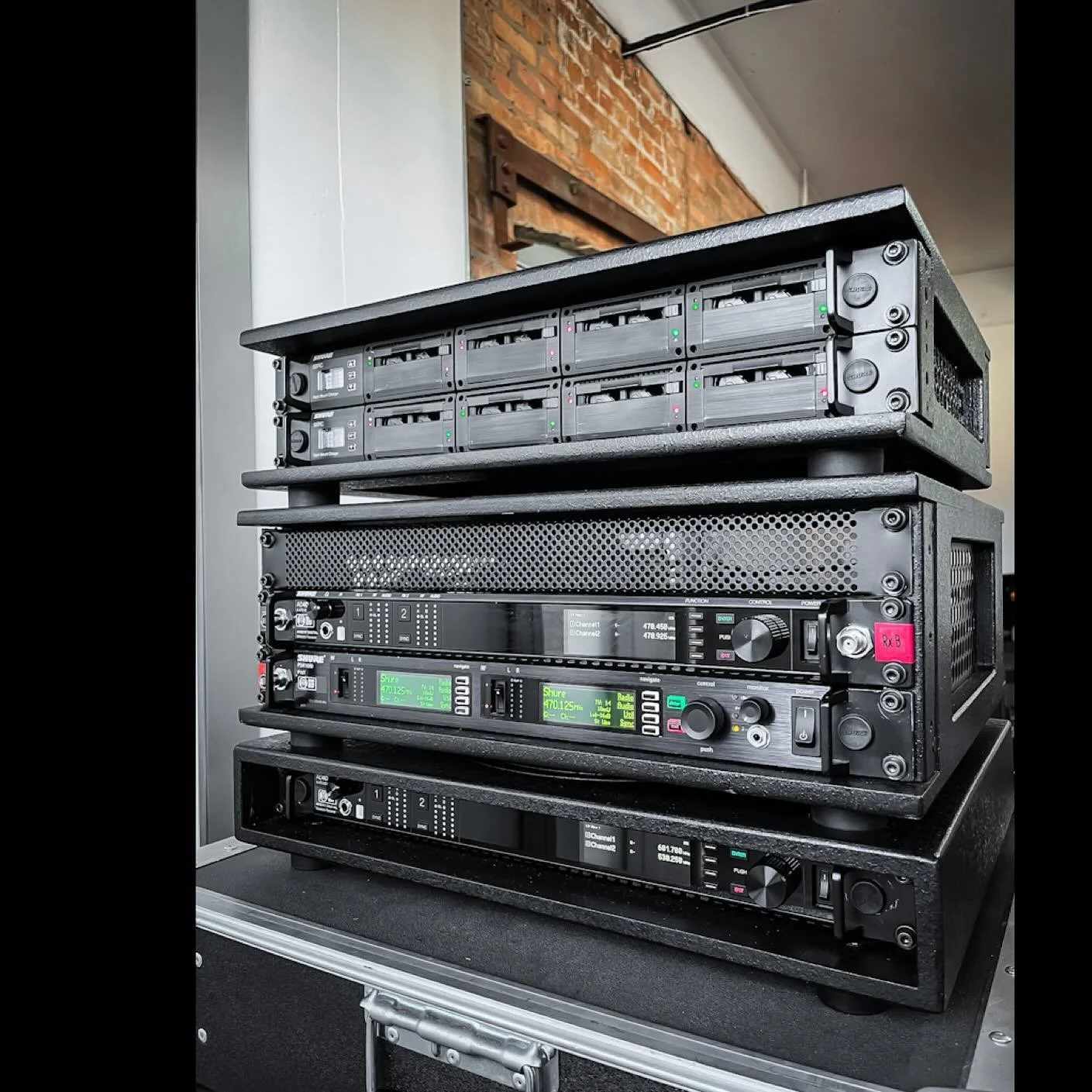 Classic custom tailored @telesonixdotnet touring system specimen in @voidrack casing for a modest production seeking consistency. 

Thanks @theycallmejad for your trust. 

#psm1000 IEMs with @professionalwirelesssystems 2:1 combiner, #axientdigital m