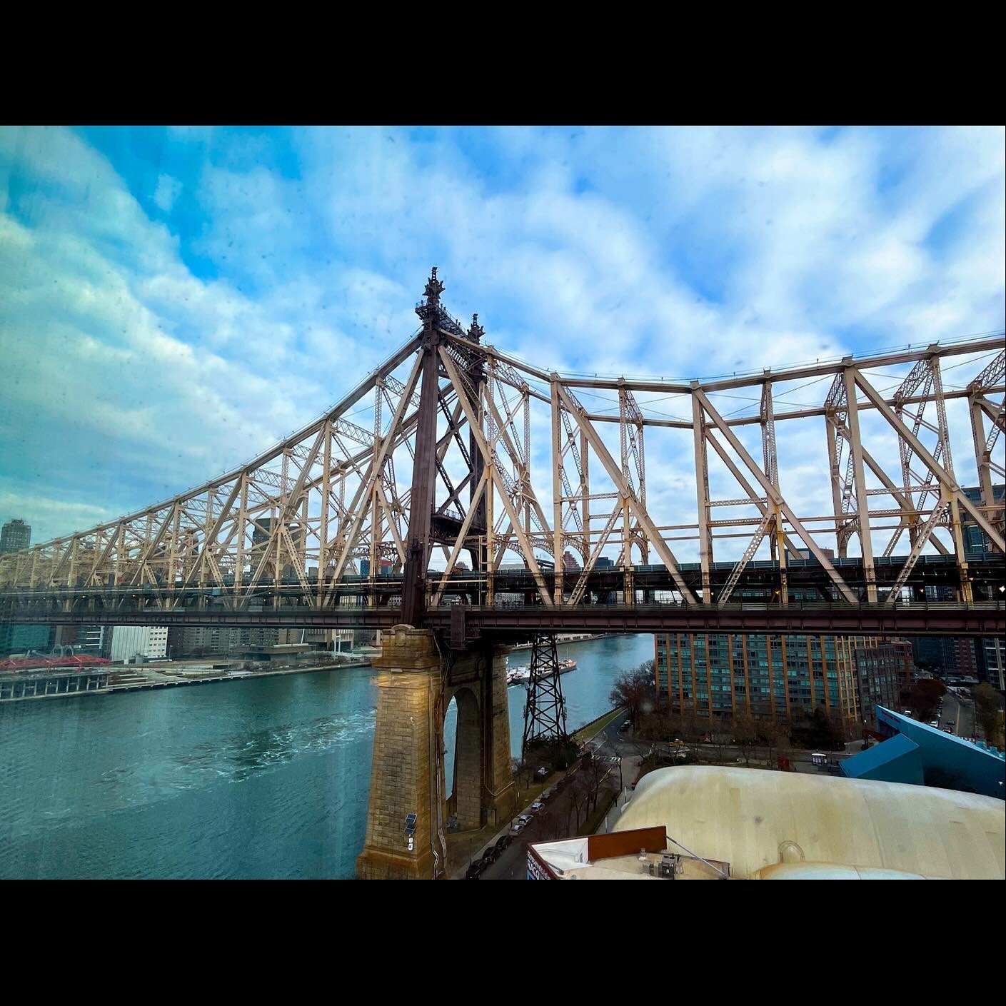 We&rsquo;re thrilled to provide supplemental PSM and Axient Digital systems for @sukiwaterhouse in brooklyn @brooklynparamount . 

PSM1000 L8A and Axient Digital K54 Systems with @dpa_microphones 4099 Horn Mics for guests. 

#psm1000 #axientdigital #