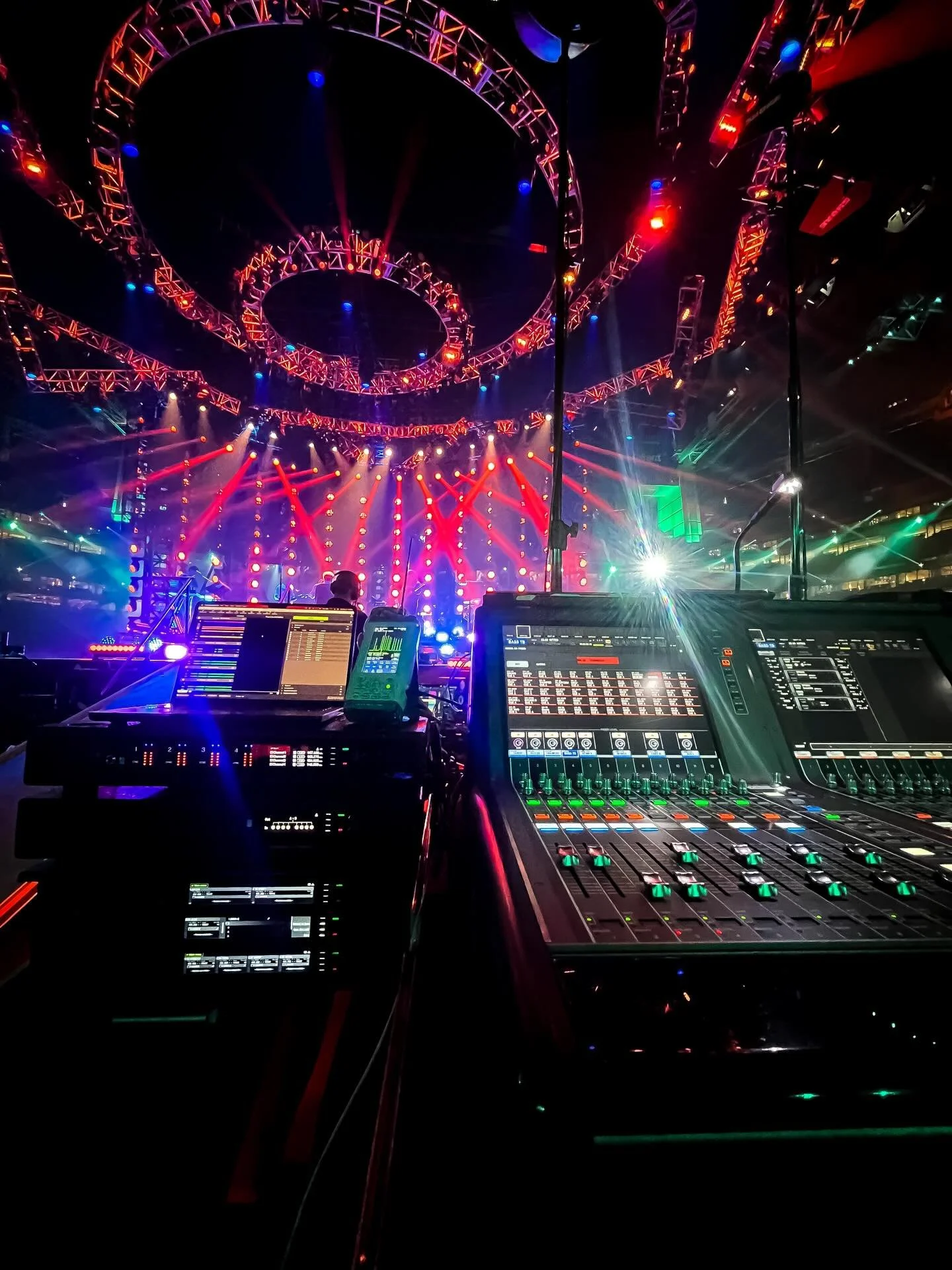 This @telesonixradio Mic and IEM system served performances for 90,000 in attendance across just two shows this week, not to mention other tours currently on the road. 

10 mixes of G57 Band @shure AD PSM Systems and 4 channels of X55 Band Axient Dig