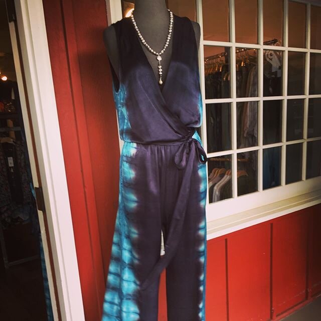 Oh Tina Jo😍. What a jumpsuit!!!
#hulamoonboutique