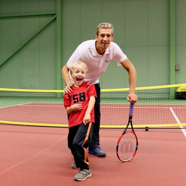 PikkuKamu ja Jarkko yhdistyksen tennistapahtumassa Helsingin Finland Tennis Clubilla 12.9.2015.