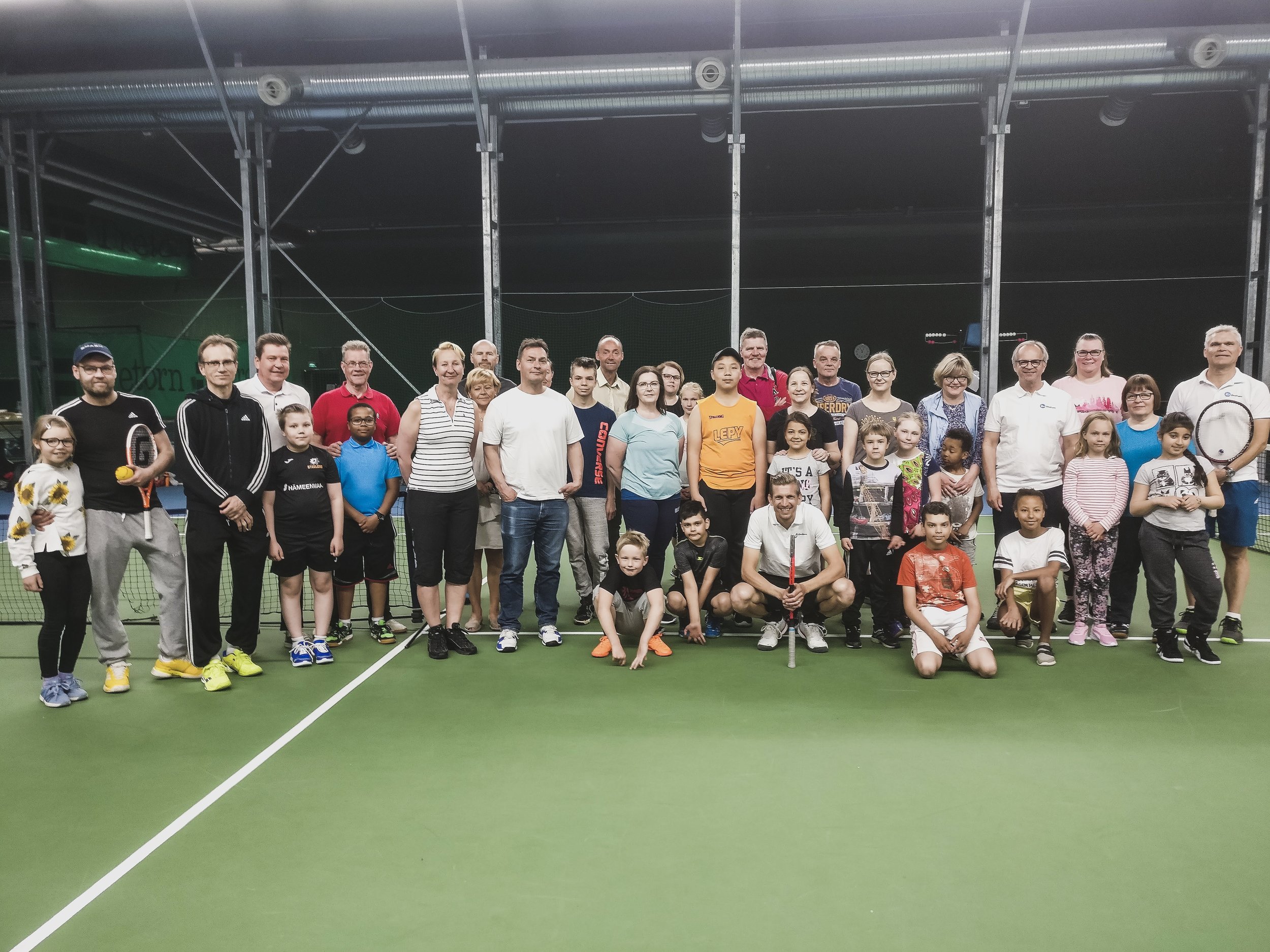 OmaKamun tennistapahtuma lapsille, nuorille ja aikuiskavereille. Ohjaamassa Jarkko Nieminen.