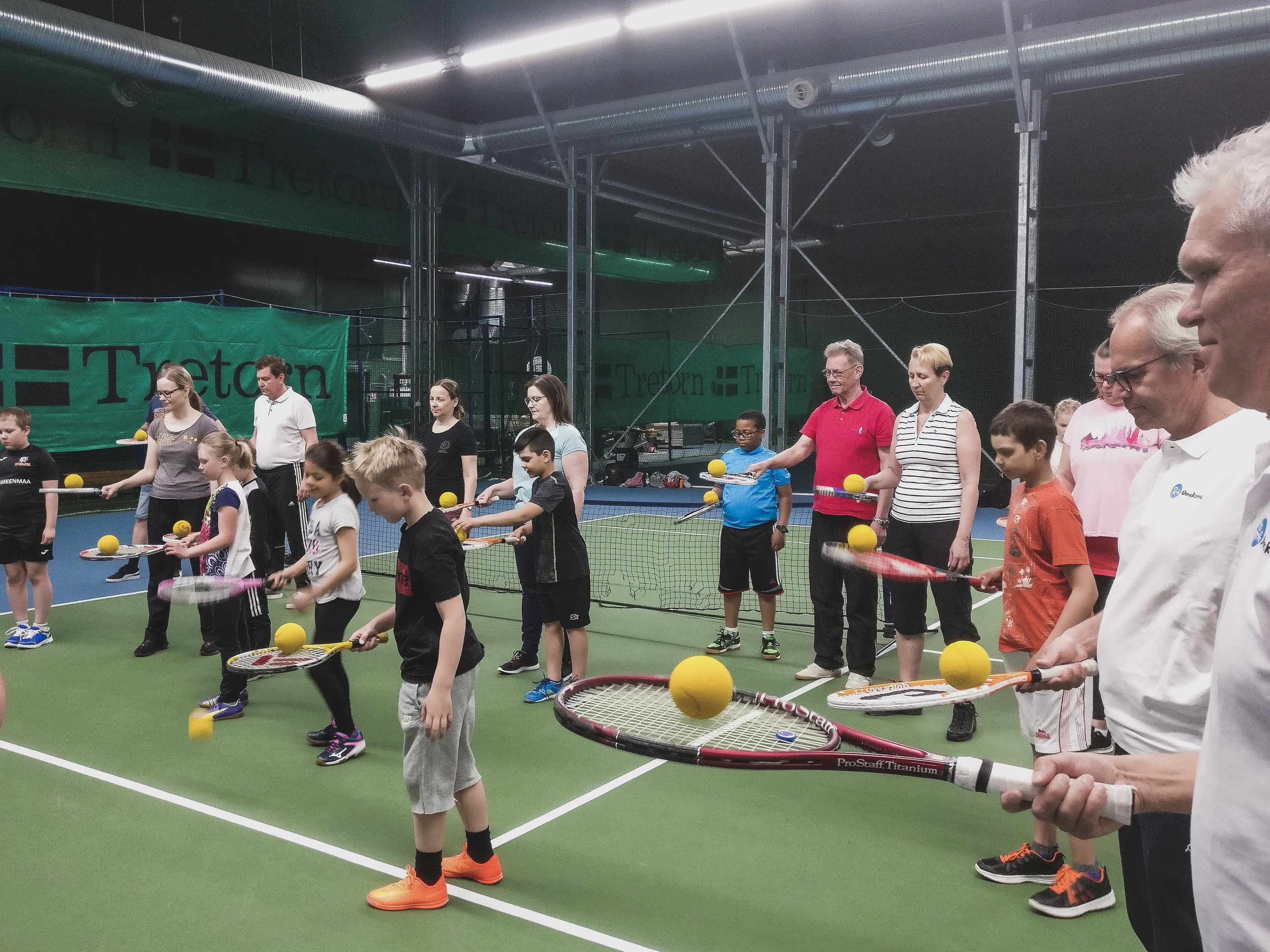 OmaKamun tennistapahtuma lapsille, nuorille ja aikuiskavereille. Ohjaamassa Jarkko Nieminen. Tukihenkilötoiminta ja vapaaehtoistyö.