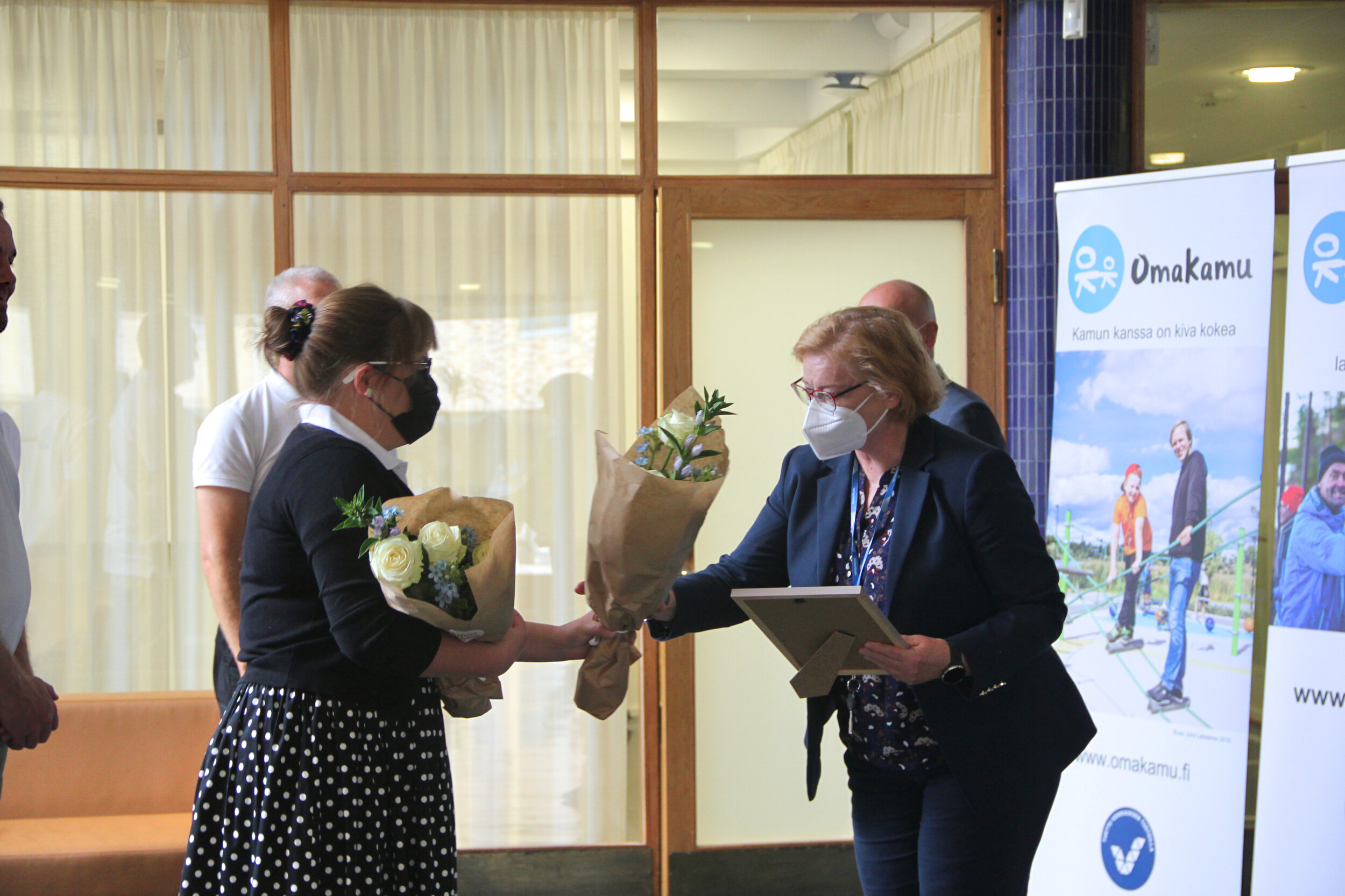 Toiminnanohjaaja Johanna Jurvanen ojentaa kukkia Vantaan kaupunginjohtaja Ritva Viljaselle.