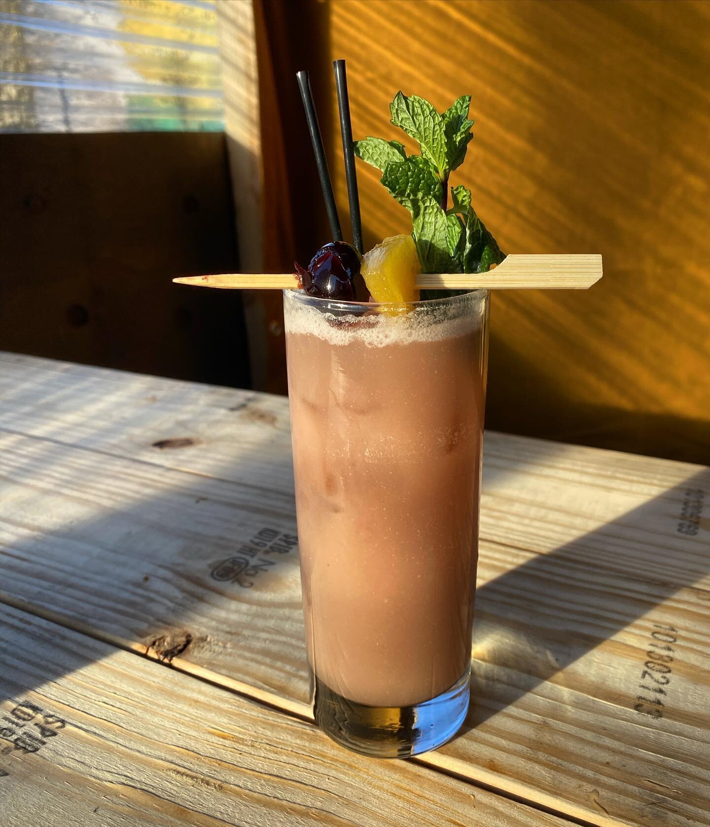 Sun&rsquo;s out! That means it&rsquo;s time to &ldquo;Skip into Spring&rdquo; with a patio pounder!

&ldquo;Skip into Spring&rdquo;
- @skiprock belle rose rum + spiced apple liqueur
- toasted coconut / walnut simple
- lime + pineapple + cherry 

🍻💕