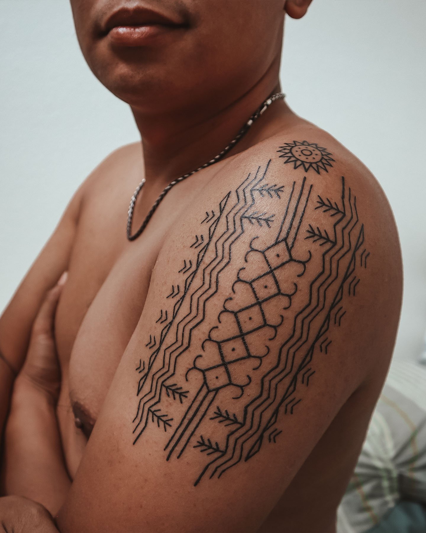 Bretman Rock flexes tribal tattoo he got on his back from pagbabatok  session  GMA News Online