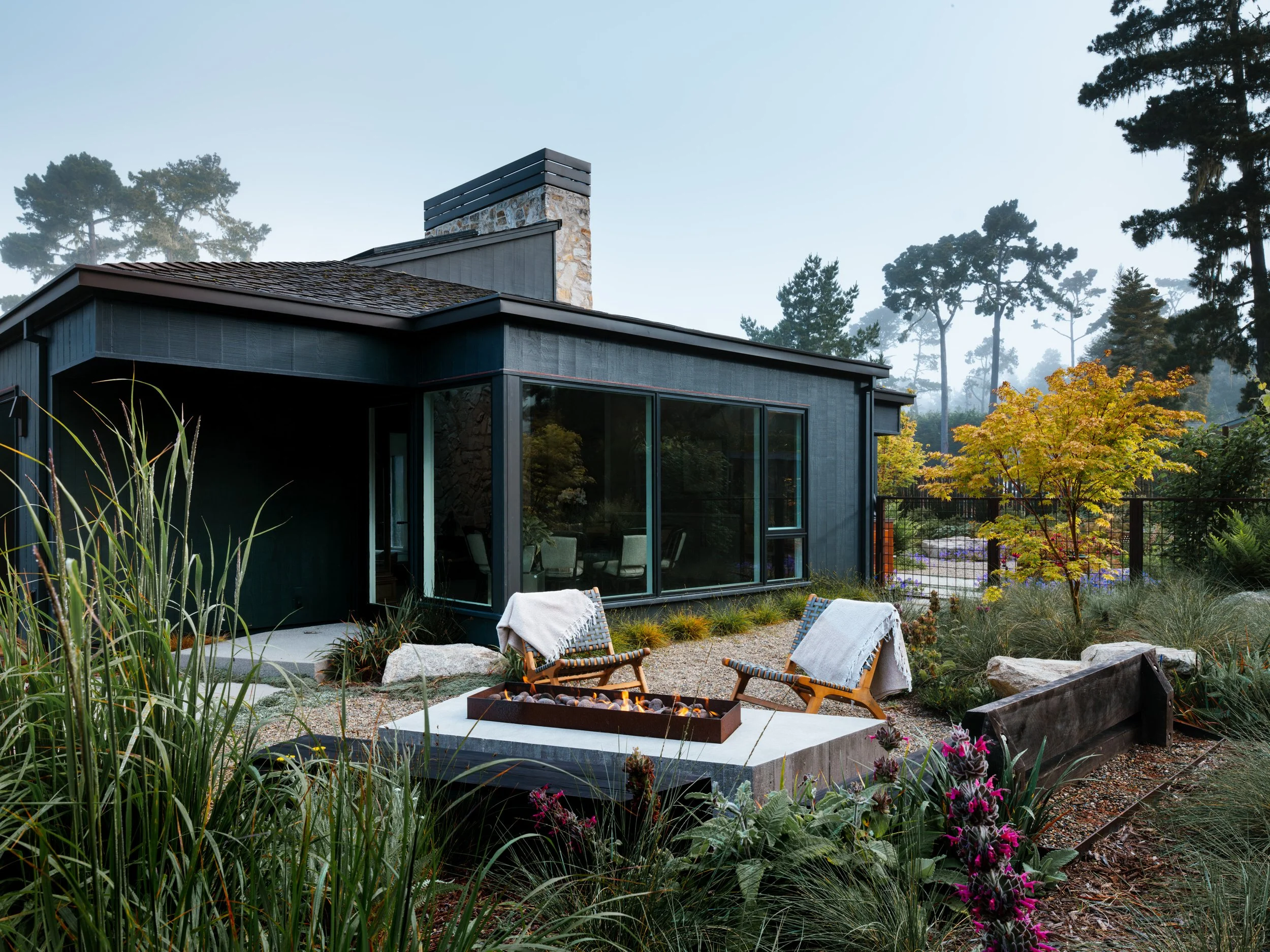  This design reimagines the outdoor environment as an extension of the home’s modern renewal. Rooted in the site’s unique setting among coastal pines and fairways, the new landscape creates a seamless transition between architecture and ecology. Nati
