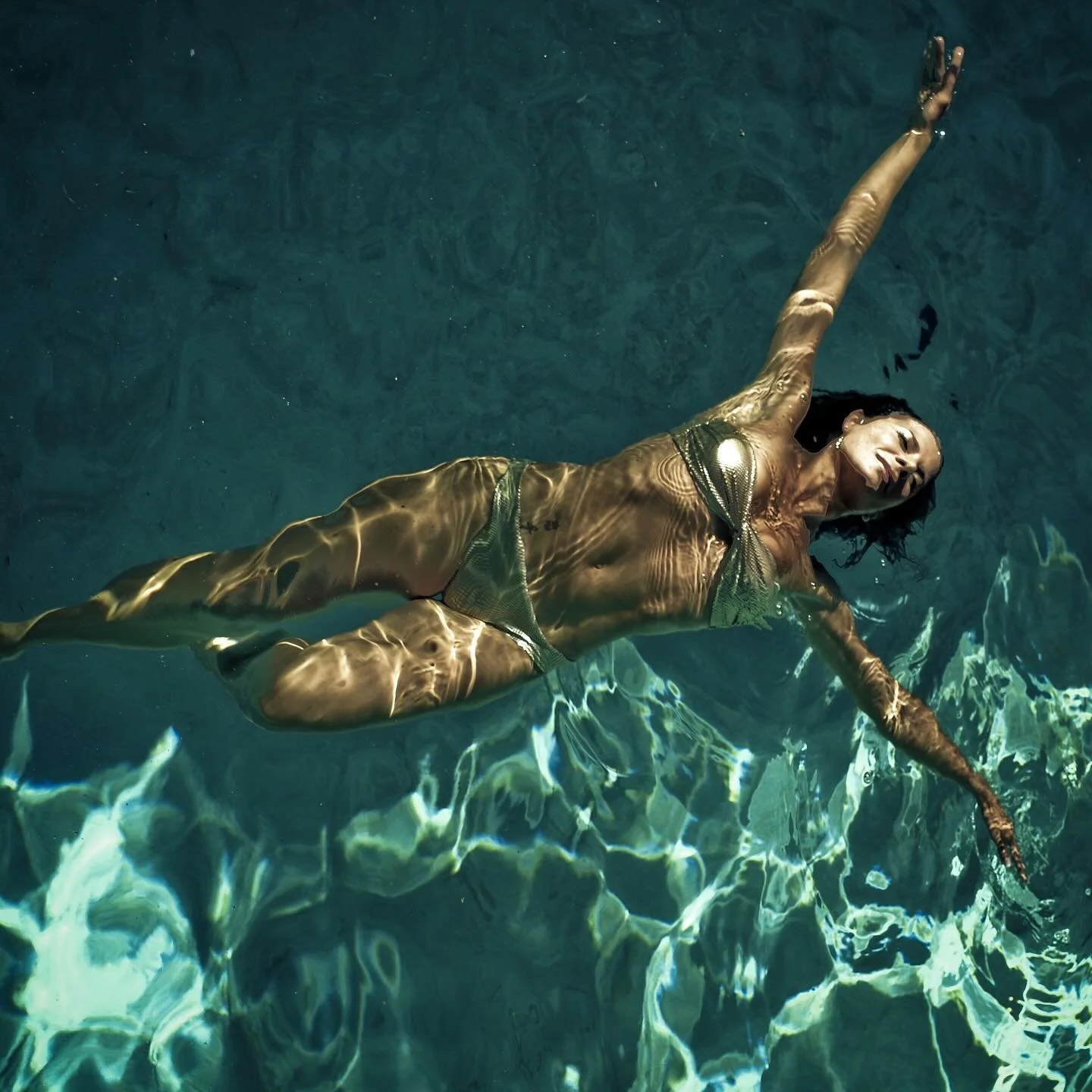 ✌🏽PEACE✌🏽
•
How do you begin to reclaim your peace in a world that’s moving fast, where there are constant prompts telling you how to be, what to do to be the best, and where the world through the prism of daily news and social media jus