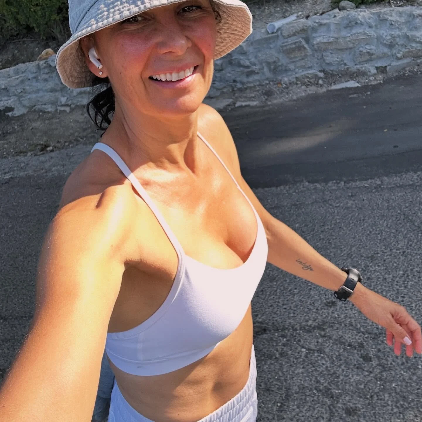 🏋🏽DAILYFIX🥗
•
I make sure I do something that promotes my health daily. It can be something big, or small. It can involve  movement, community, food, just about anything that I myself feel like it’s actively working towards my wellbeing