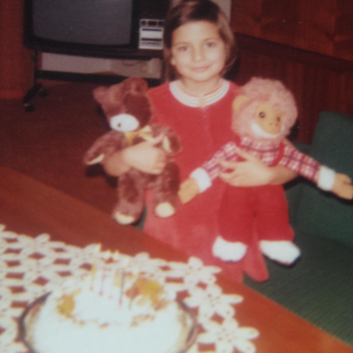 🌪️BUSY-BODY🌪️
&bull;
I count 5 candles on the cake. There are not too many pictures of me as a child. I think I&rsquo;ve heard one of my parents say that their camera broke. 😂 I have understood that they were just too busy to take too many picture