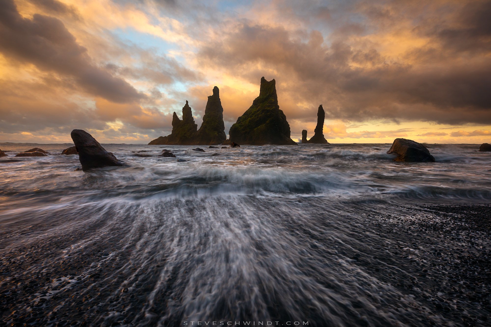 Reynisdrangar1-2000.jpg