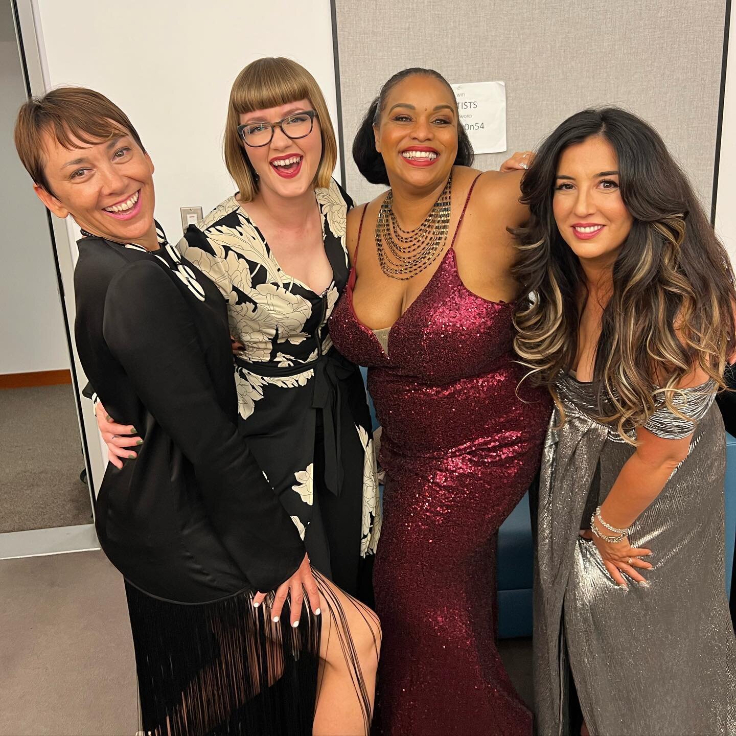 Can we go back to backstage at Disney Hall?! I had so much fun with these gorgeous titans of song &hearts;️🎶 @inara_george @liabooth @maiyasykes &hellip;la la la. #jeffgoldblum #mildredsnitzerorchestra #disneyhall #jazz #singers #vocalist #voice #si