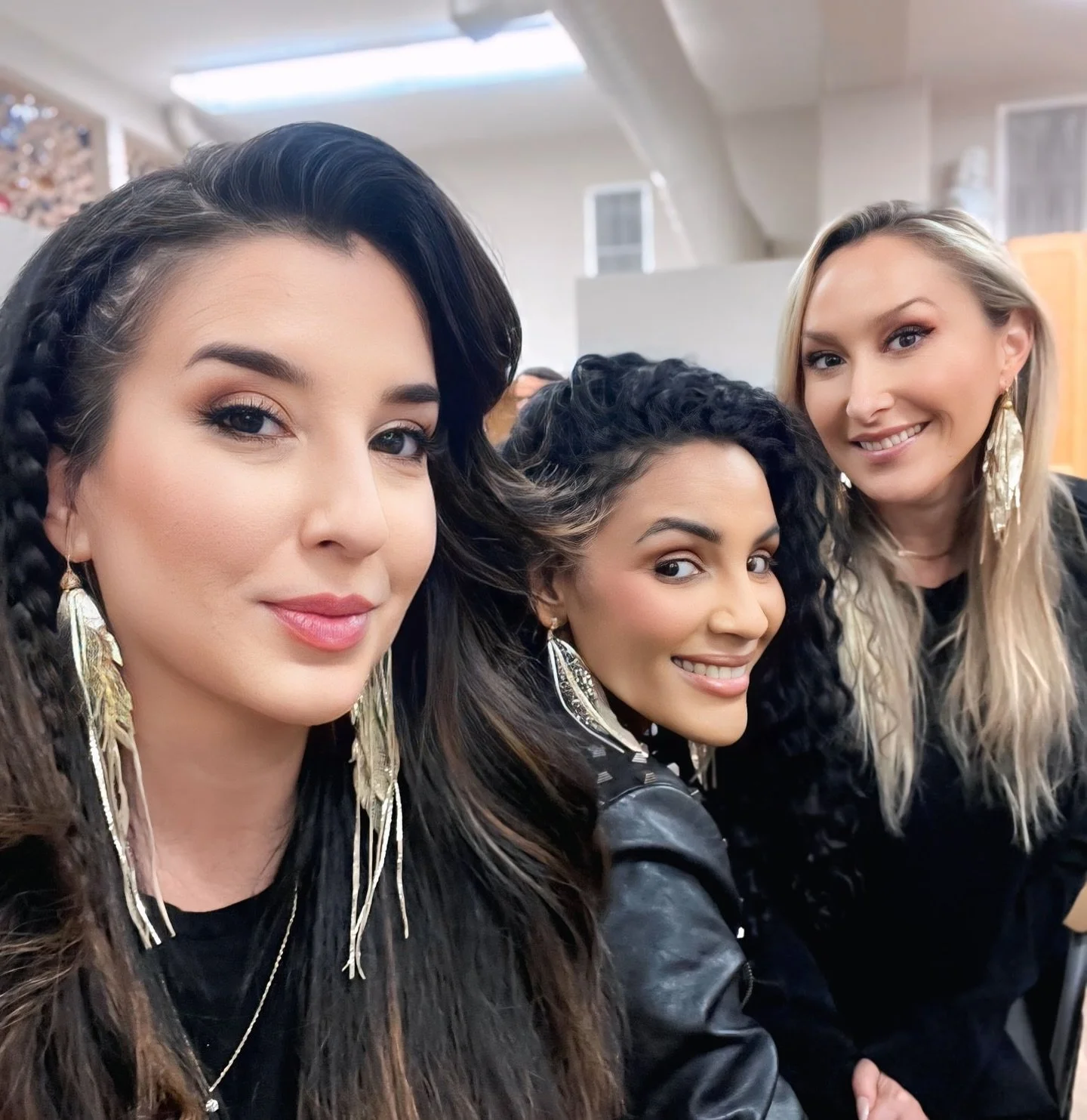 I had a fabulous weekend hanging and singing with my sisters ❤️🎁 One more show to go- we are pretty beat. Tonight we are all wearing @feathersandarrowsleather  earrings for extra sparkle. ✨😍 the waitress at our Tustin show had a pair too!!! Small w