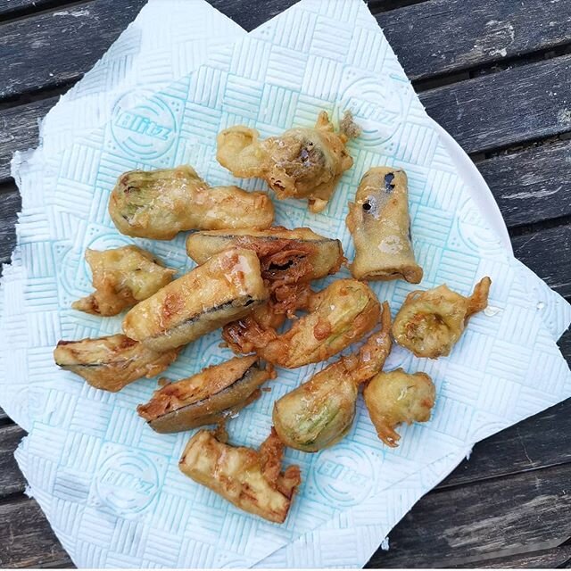 Fritti Friday (squash blossom and aubergine, batter courtesy of @rachelaliceroddy recipe, drizzle of honey courtesy of @bylizzybarber brainwave, out of shot scorched forearm courtesy of me)