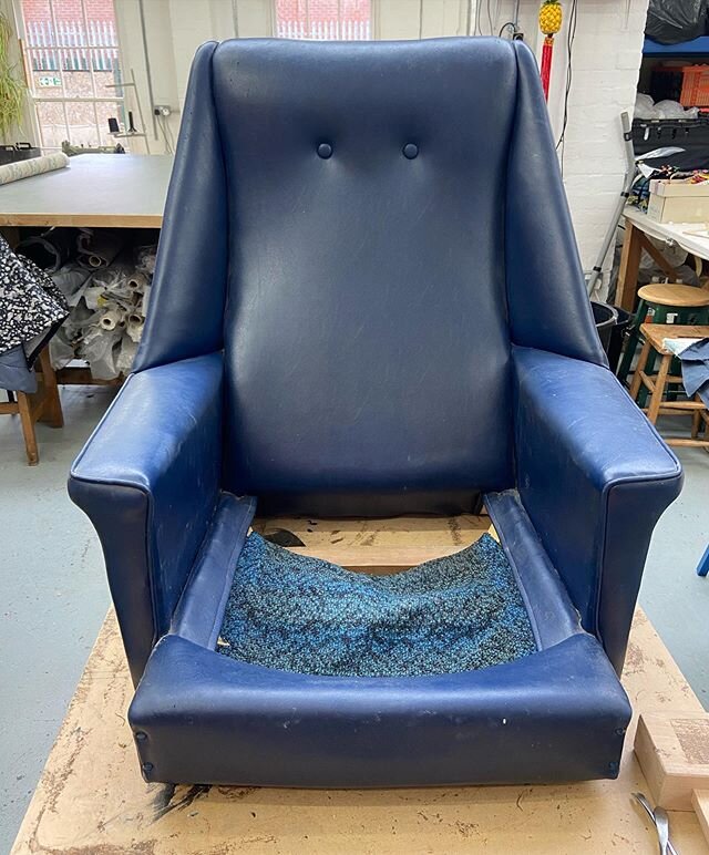 Up next....this swivel chair is going to have a dramatic change! #swivelchair #midcentury #upholstery #upholsterer #hackney #leyton