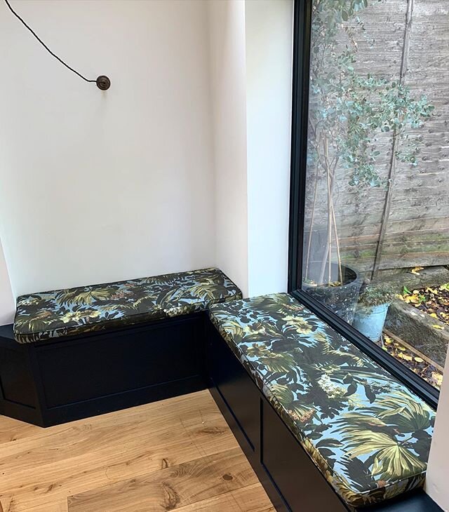 Some very pretty @houseofhackney fabric box cushions for this bespoke window seat. Looking perfect with the dark blue wood and garden backdrop #upholstery #bespoke #upholsterer #houseofhackney