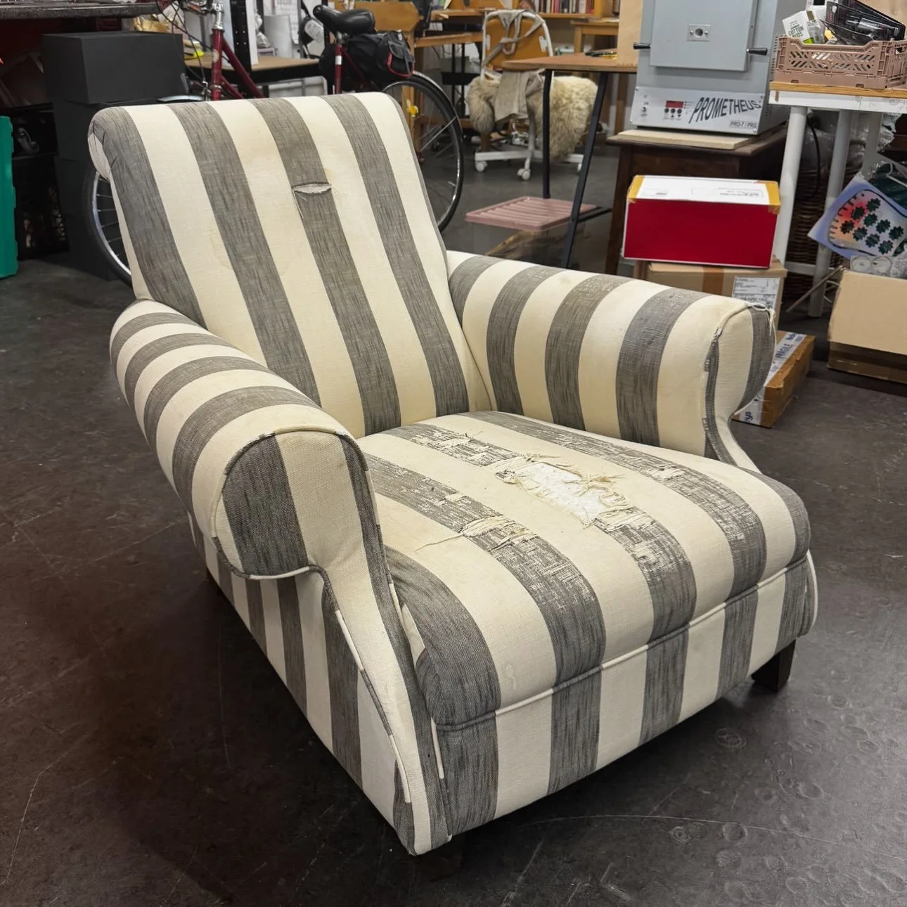 A pair of large vintage Heals armchairs for a client in London who has the best eye for fabrics and patterns - swipe for the transformation!
Both fabrics are @christopherfarrcloth  #upholstery #upholsterernorwich #christpherfarr #norwich