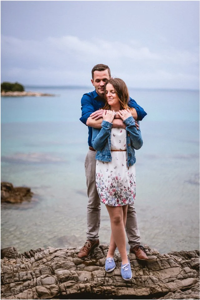 02 poroka porocni fotograf fotografiranje zaroka morje obala predporocno fotografiranje mali losinj (4).jpg