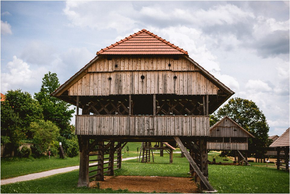 02 poroka dolenjska novo mesto slovenija porocni fotograf fotografiranje nika grega sentrupert dezela kozolcev (8).jpg