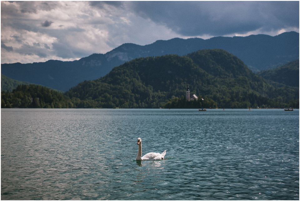 03 poroka bled otok porocni fotograf grega nika jezero maticni urad blejsko jezero pletna  (12).jpg