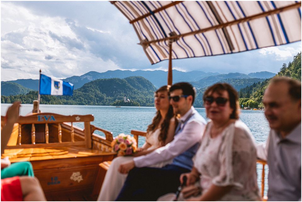 03 poroka bled otok porocni fotograf grega nika jezero maticni urad blejsko jezero pletna  (13).jpg