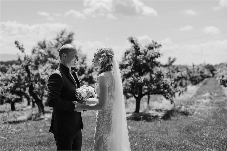 poroka vinski dvor deu maj spomlad porocni fotograf fotografiranje rustika romantika nika grega narava organska poroka zaroka slovenija 0025.jpg