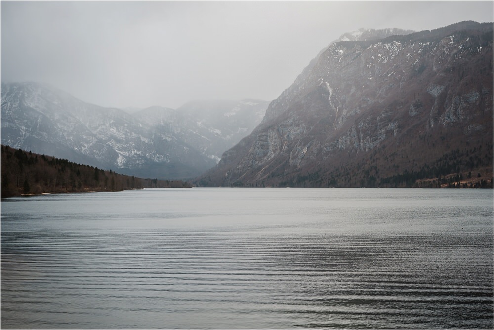 lake bohinj engagement photographer slovenia zaroka bohinjsko jezero fotografiranje bohinj slovenija naravno timeless 0001.jpg