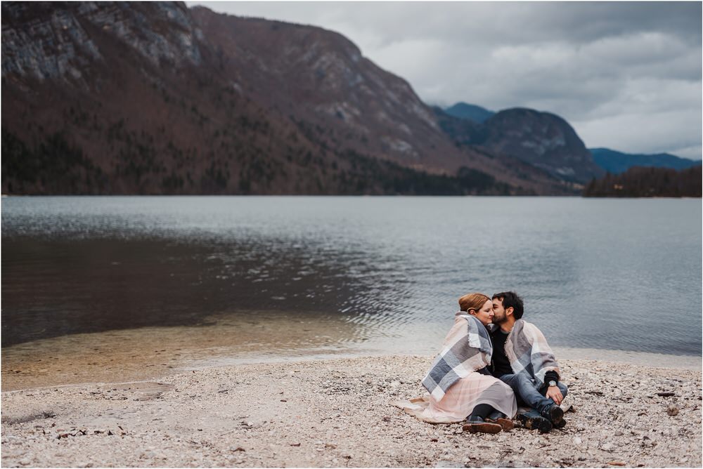 lake bohinj engagement photographer slovenia zaroka bohinjsko jezero fotografiranje bohinj slovenija naravno timeless 0017.jpg