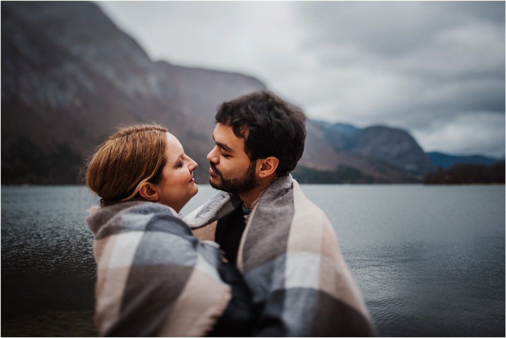 lake bohinj engagement photographer slovenia zaroka bohinjsko jezero fotografiranje bohinj slovenija naravno timeless 0025.jpg