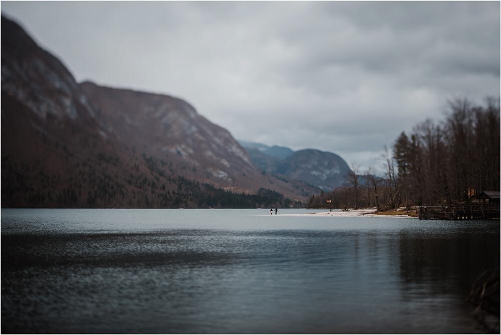 lake bohinj engagement photographer slovenia zaroka bohinjsko jezero fotografiranje bohinj slovenija naravno timeless 0029.jpg