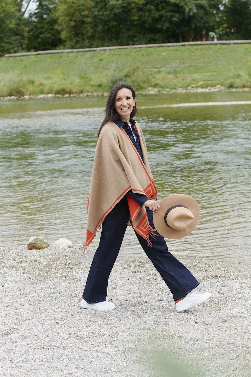 All-Over-Denim Look mit Poncho und Hut