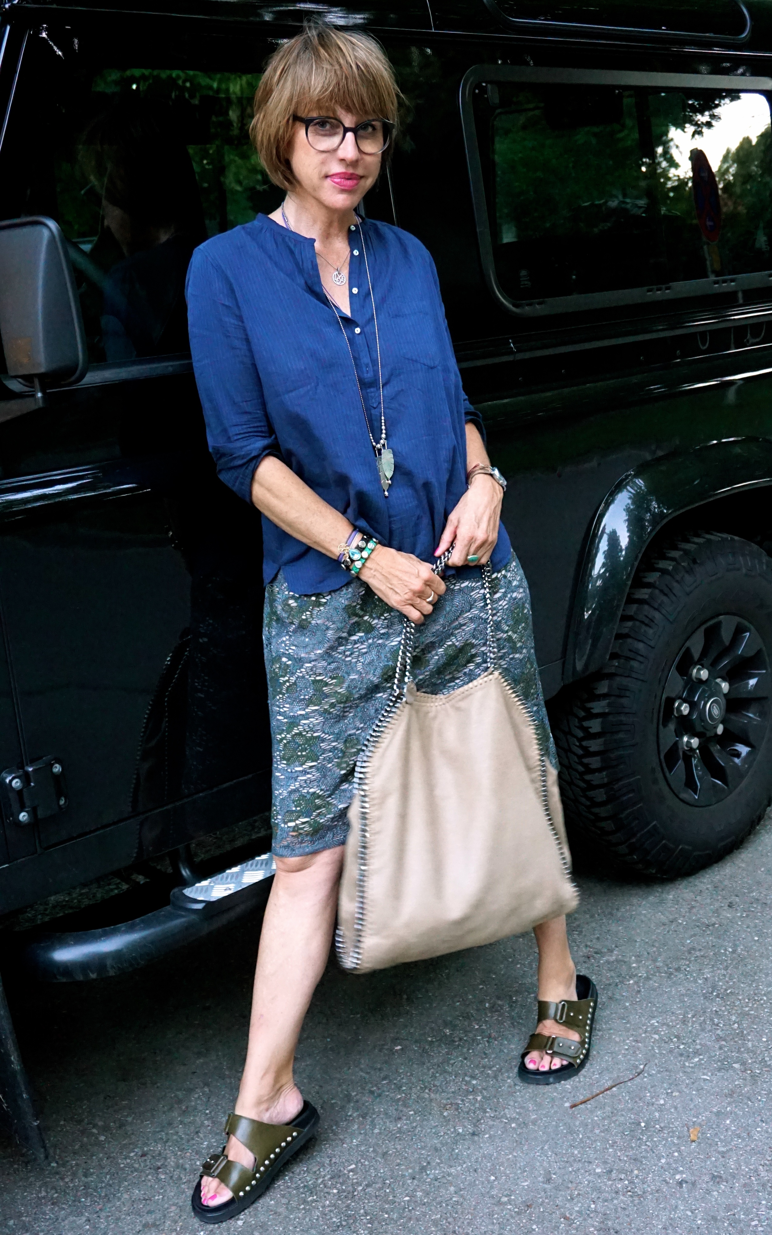 Bluse: Scotch & Soda, Rock: Odeeh, Tasche: Stella McCartney