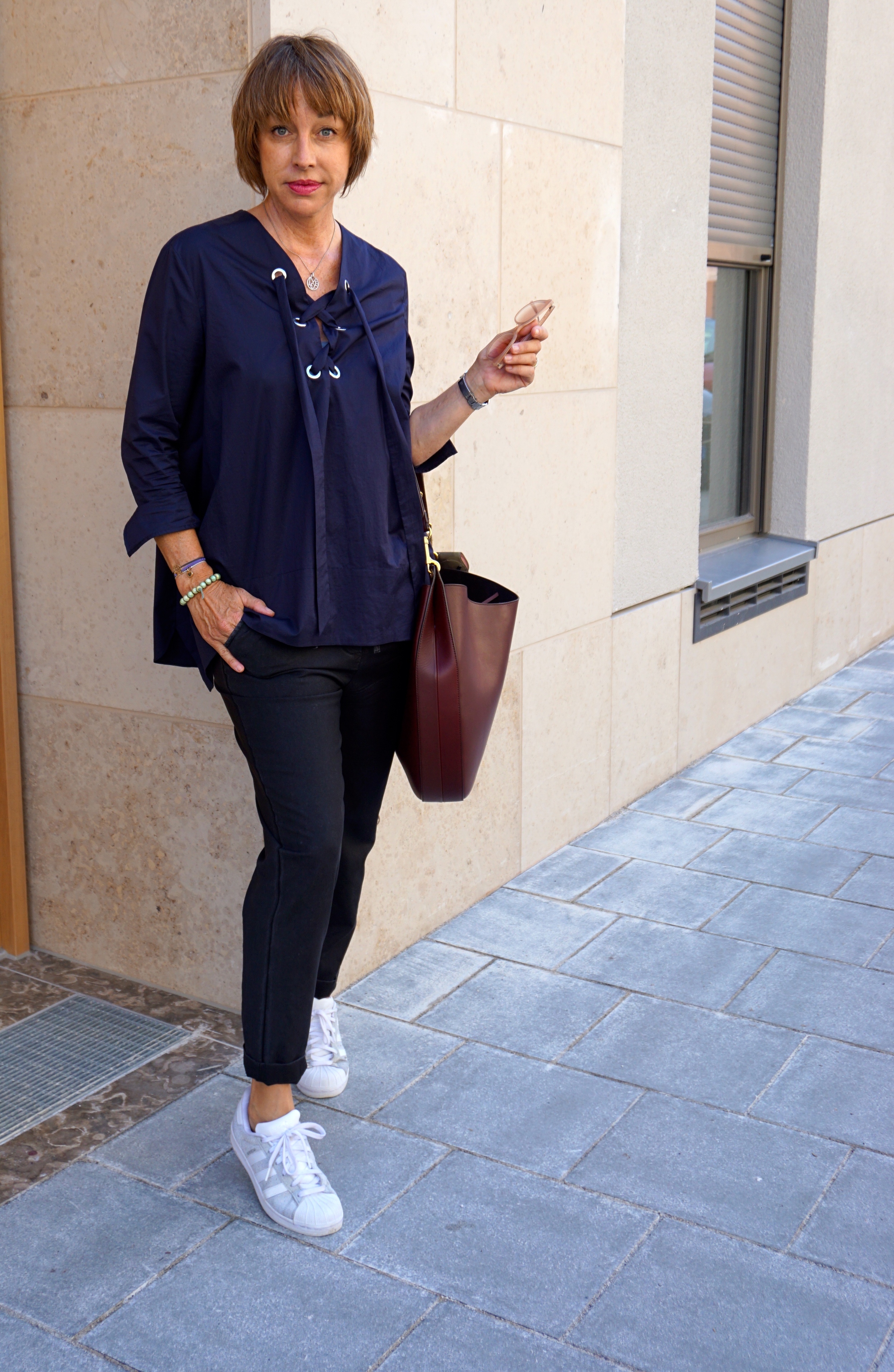 Bluse: Zara, Hose Myths, Tasche: Celine, Tuch: Sarti, Schuhe: Adidas 