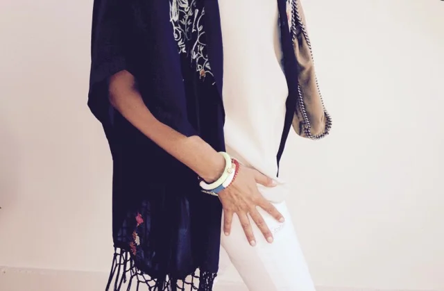 Kimono und weiße Jeans - ein perfekter Mix für heiße Sommertag 